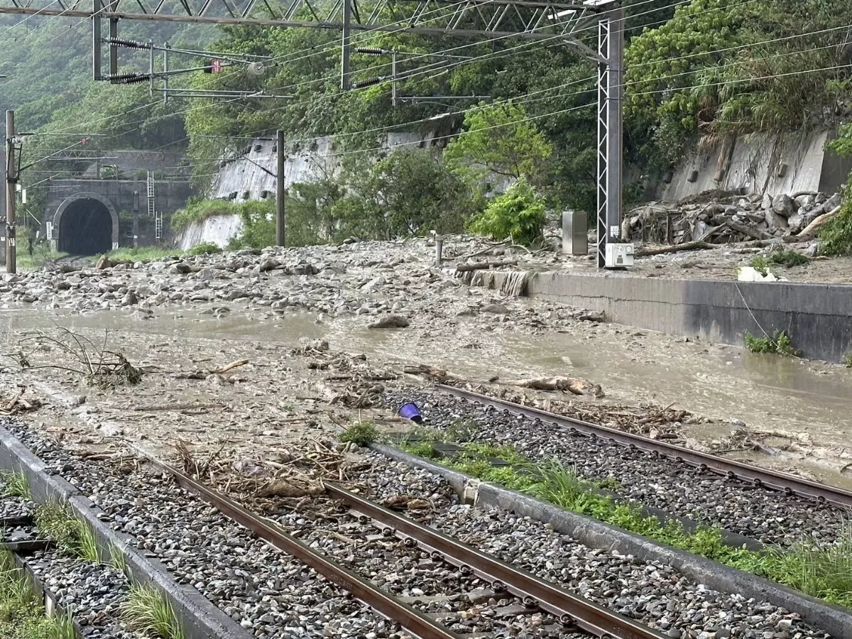 豪大雨致災  花蓮土石流崩落鐵公路受阻