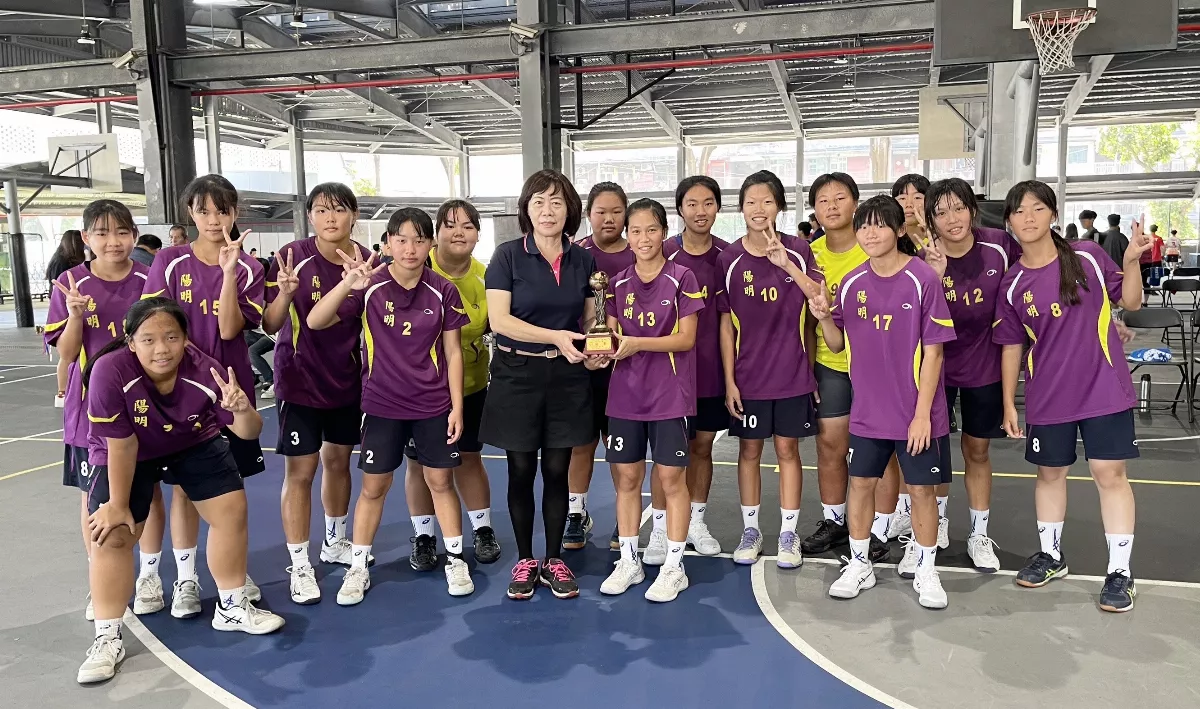 出國比賽旅費不足　陽明國中球員街頭賣花籌措