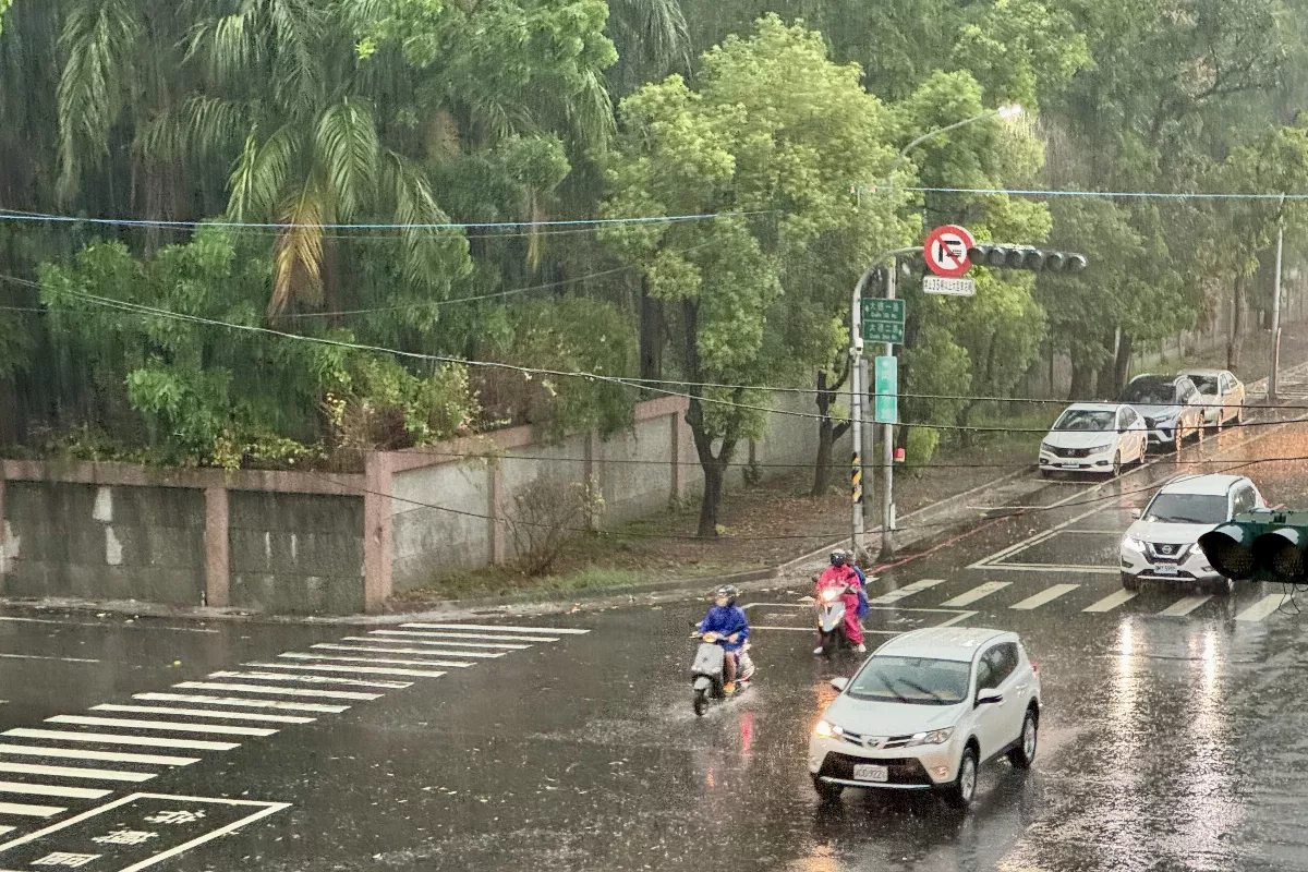 高雄天氣異常  一早颳風雷雨閃電外加起霧