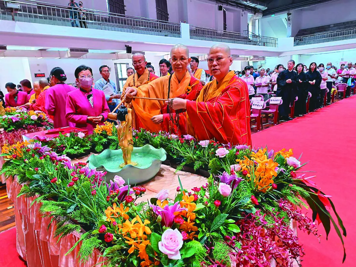 大台中佛教會浴佛祈福 2千人共沐佛恩