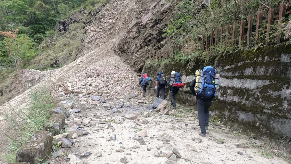 消防人員入山救人擔心石頭雨 盼玉管處暫停登山活動