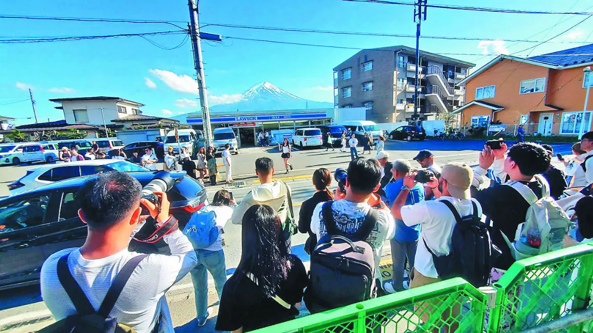 遊客沒規矩 富士山遮住打卡點