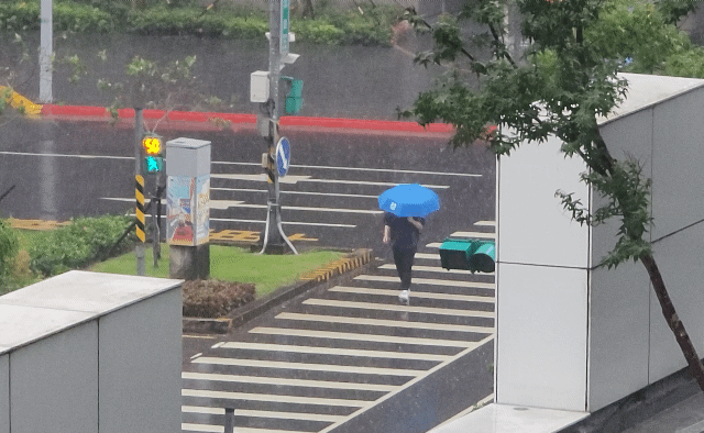 第1道滯留鋒接近 明後天瞬間大雨機率高