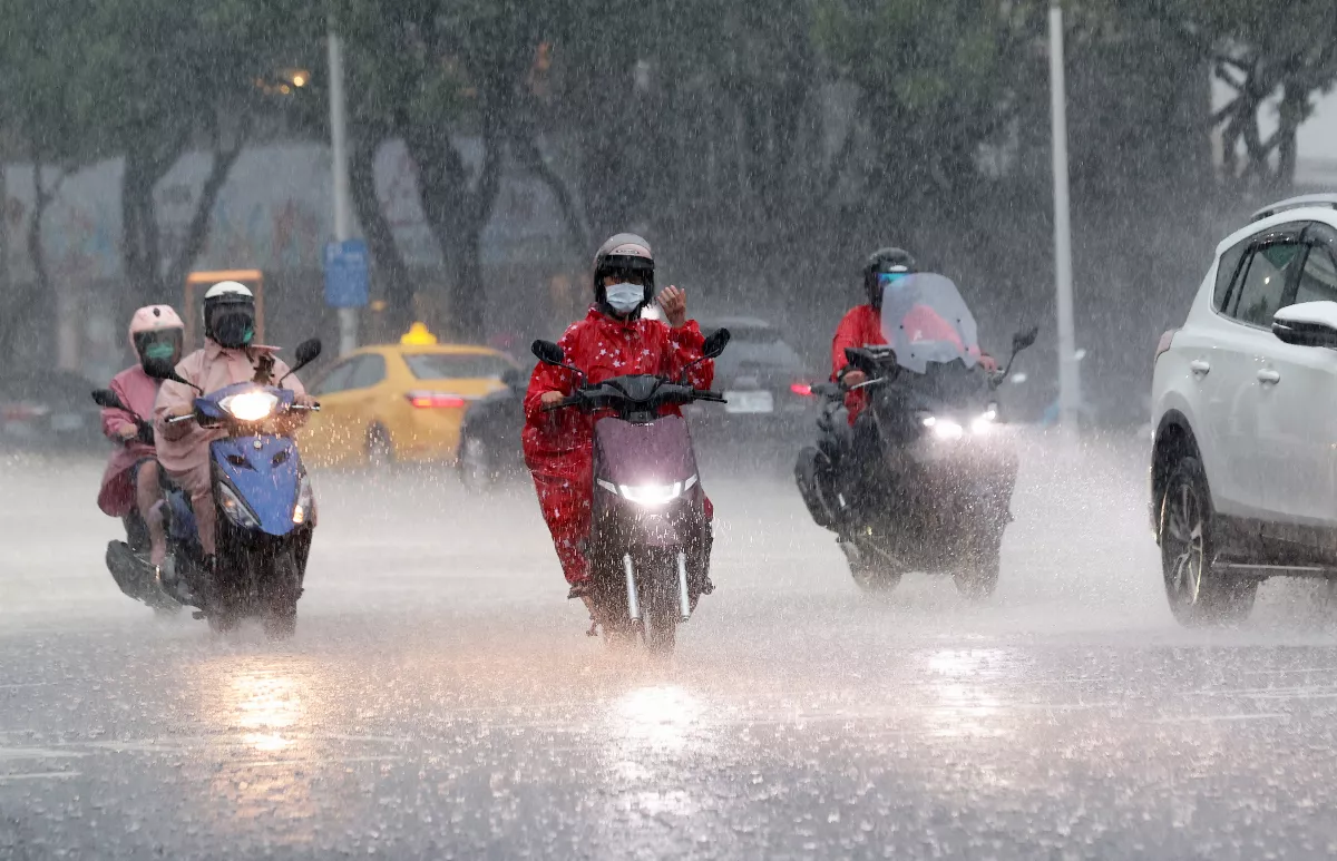 鋒面及東北季風影響 全台慎防大雷雨