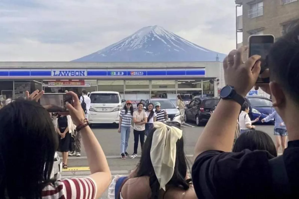 日本掛黑布阻拍富士山 外國客又發現新景點