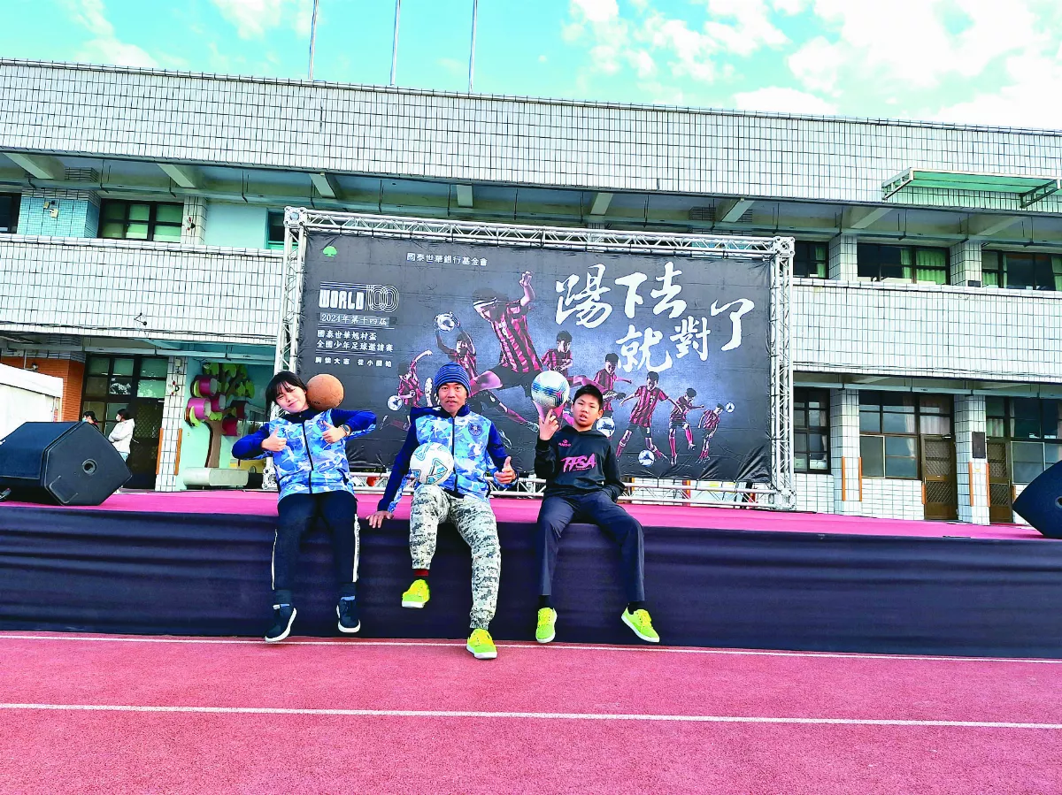 吳哲銘用花足 拉住迷途孩子