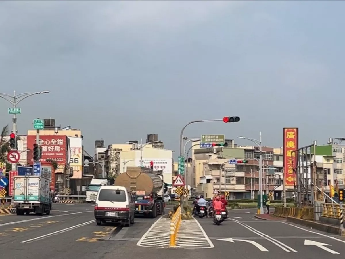 避免大車右轉盲區事故　小車及行人遠離2公尺
