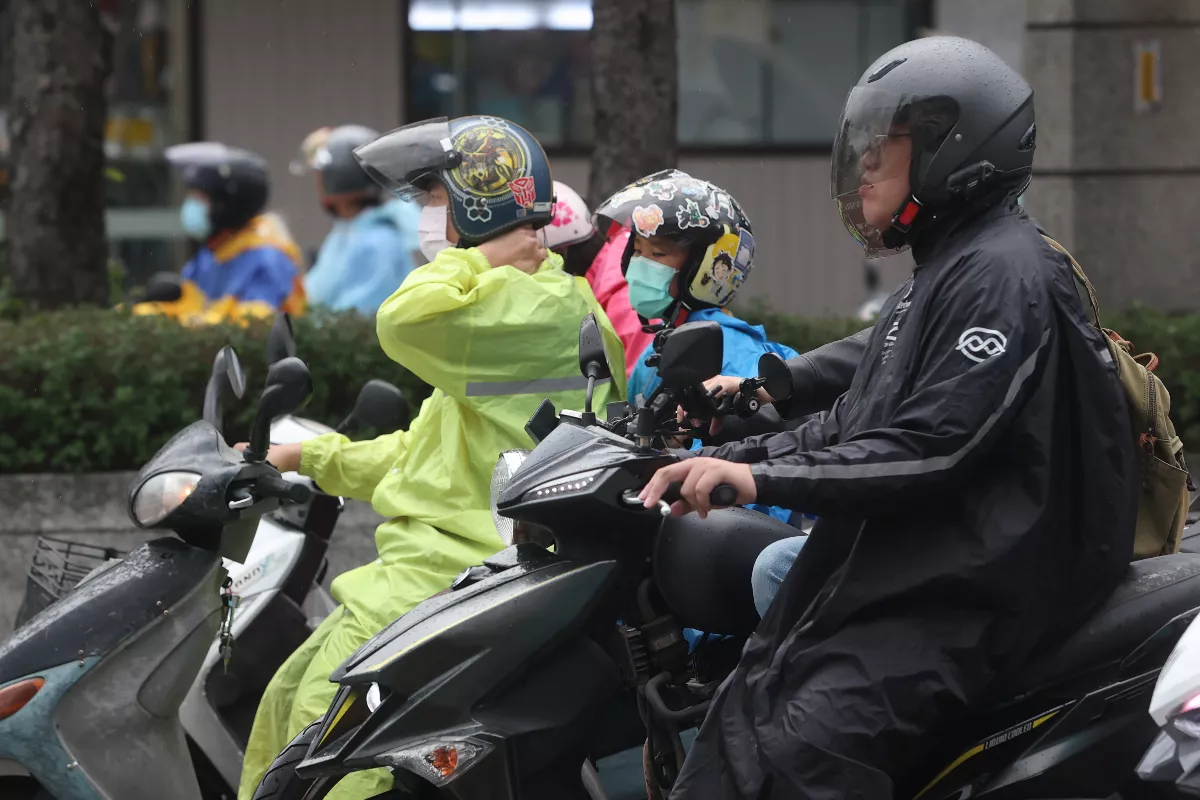 氣象署發布大雨特報！10縣恐下到晚上
