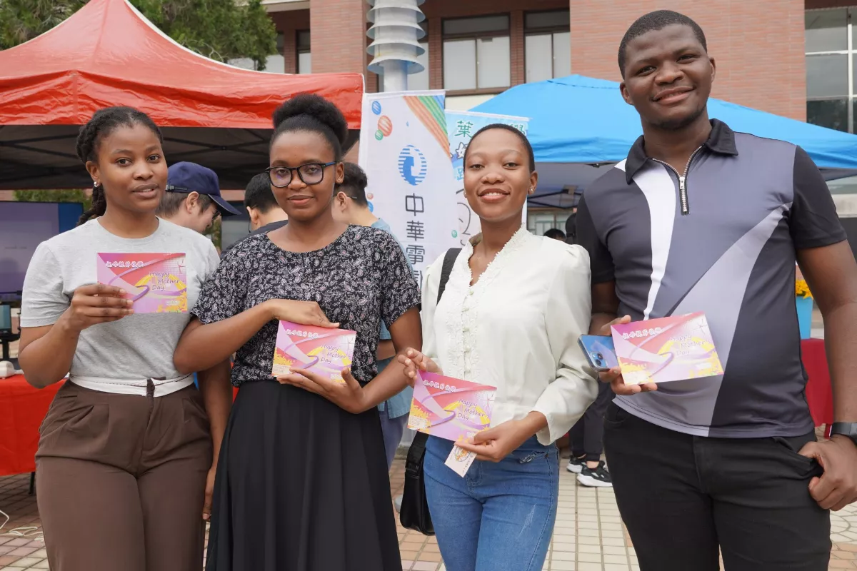 迎接母親節  非洲外籍生遙寄卡片謝母恩