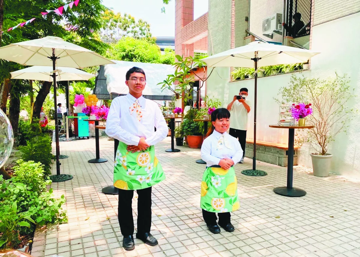 板凳上的巨人 展廚藝謝母恩