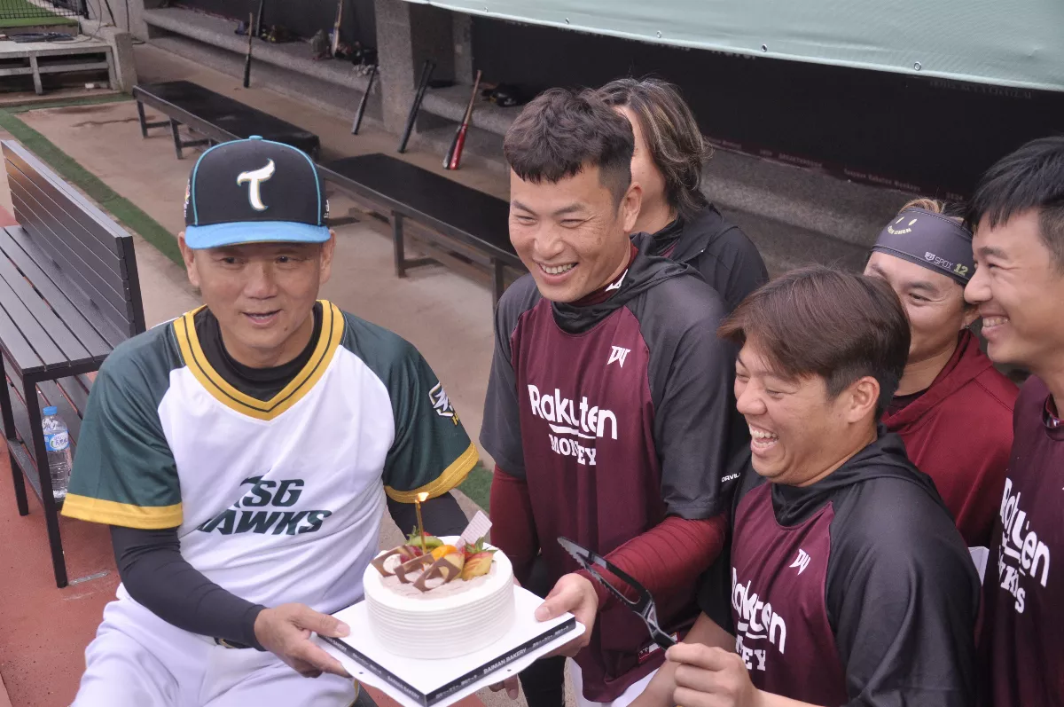 中職／昔日子弟兵送上蛋糕 觸動洪總心中那一點