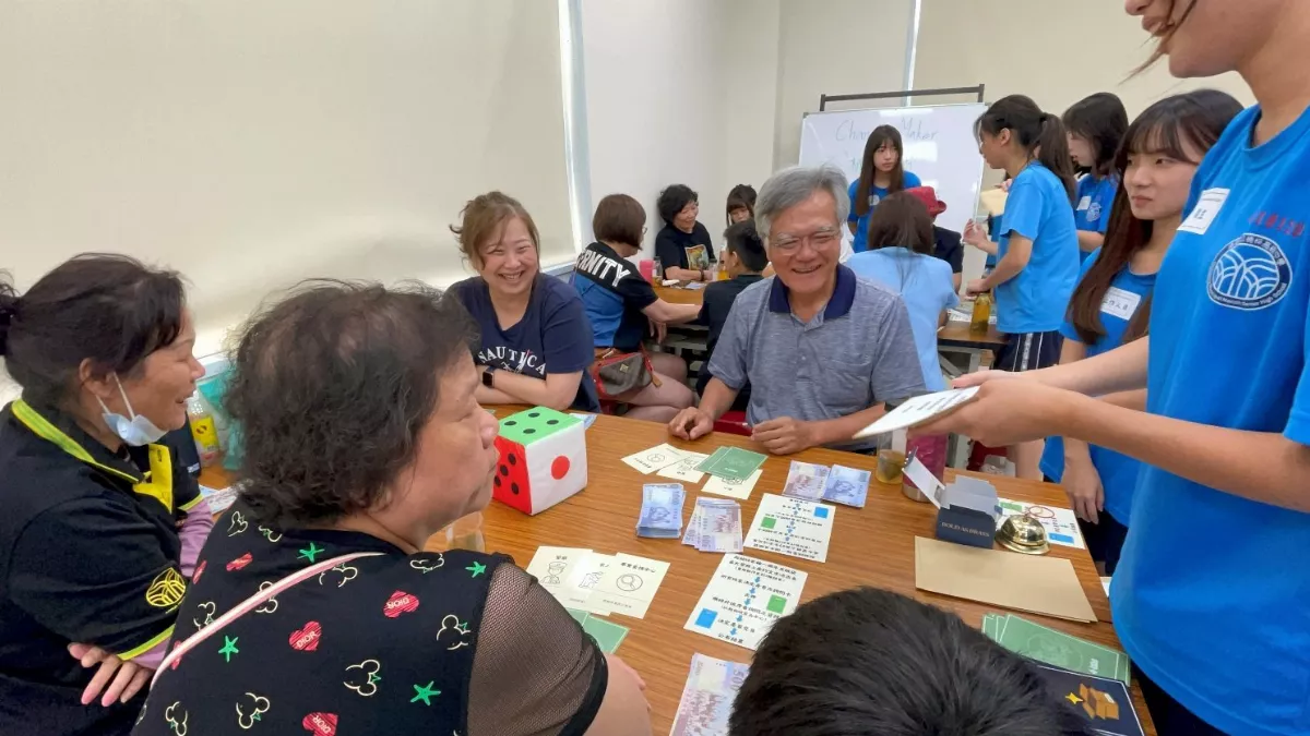 高中生進社區　陪伴長輩桌遊識詐防受騙