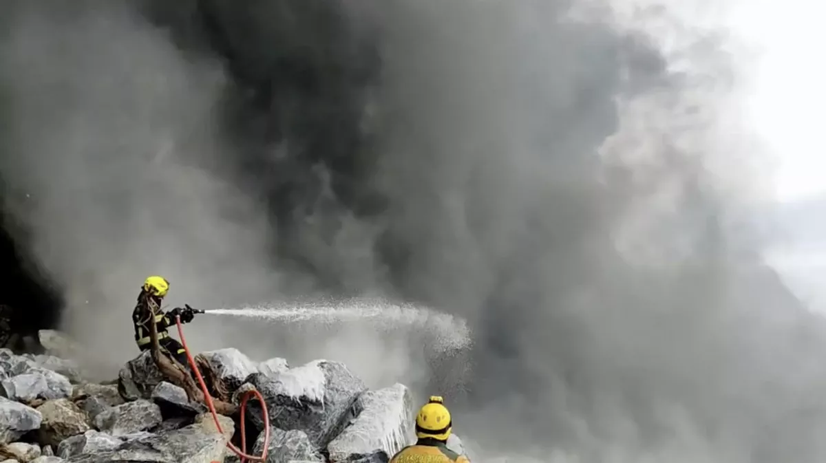 蘇花大清水明隧道悶燒 將移輪胎撬開頂版滅火