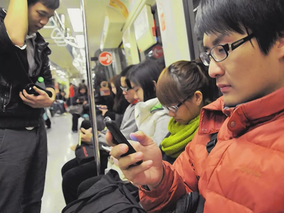 沒智慧型手機流的時代 乘客搭捷運都做這件事