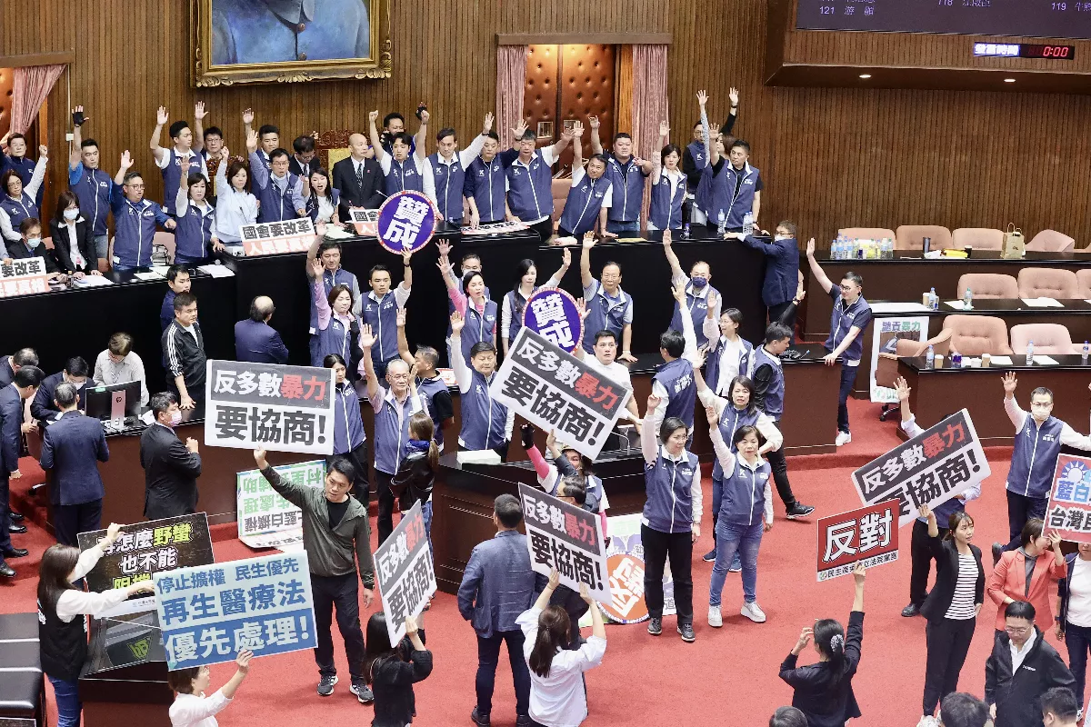 藍白聯手力拚國會改革法闖關 舉手表決通過延長開會時間