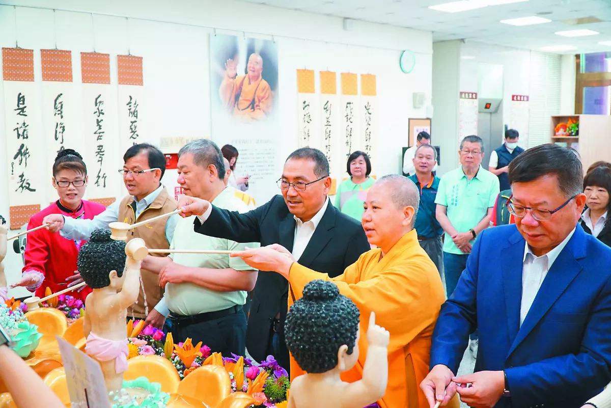 擇善寺慶佛誕  侯友宜浴佛霑法喜