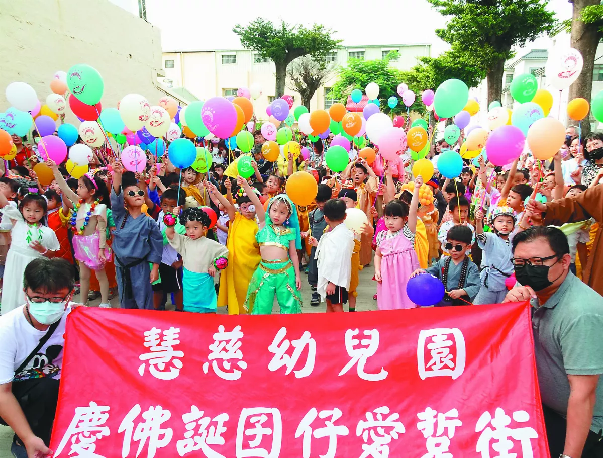 慧慈孩童扮太子 散播喜悅走街趣