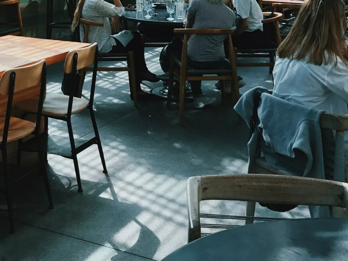  1家4口含輪椅、嬰兒車美食街無法用餐   一母子讓位給溫暖
