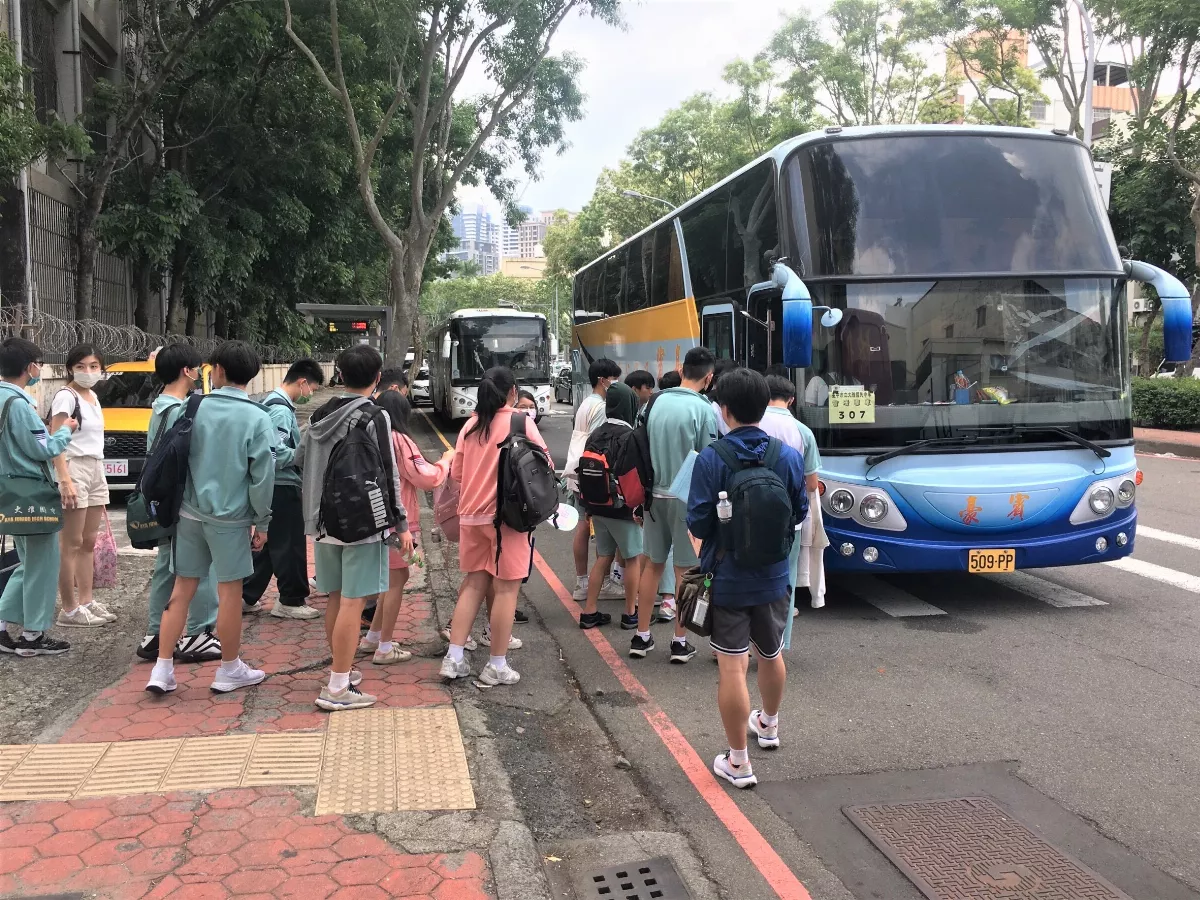 六都唯一考生接送 中市出動會考專車