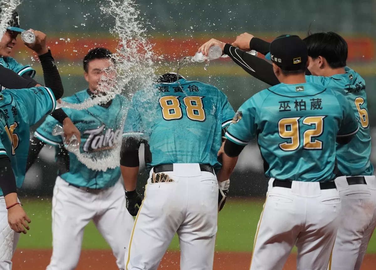 中職／延長賽藍寅倫敲再見安  洪總勝場數再推進