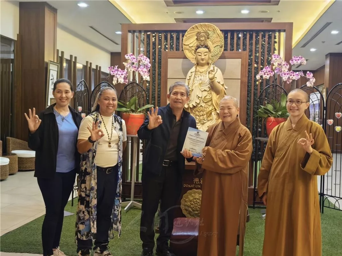 The Director of the Ilocos Norte City Department of Education presented a token of gratitude, a trophy, to the Philippine Fo Guang Shan Foundation on behalf of the education bureau