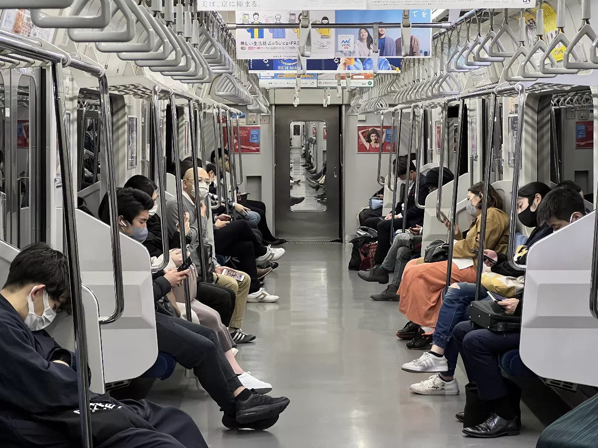 日本東京JR電車驚傳乘客持刀 嫌犯已遭制伏