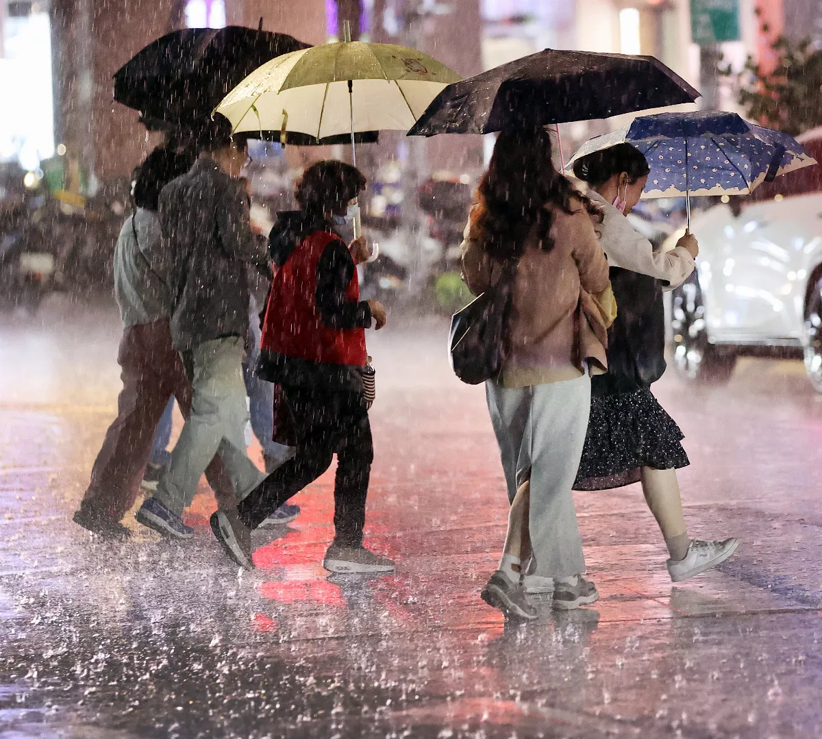 短延時強降雨來襲 15縣市大雨特報恐下到晚上