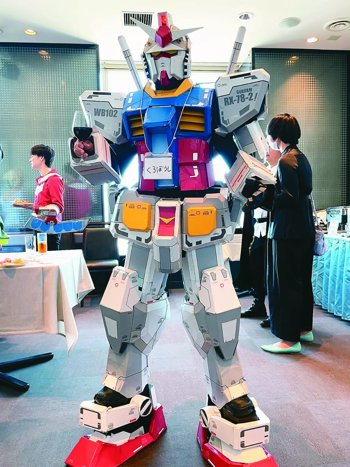 婚宴指名穿Suit  他變身鋼彈出席