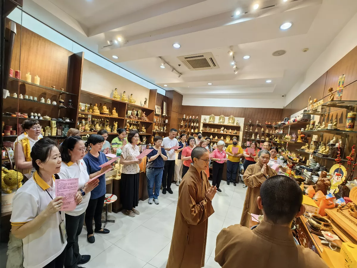 Manila's Fo Guang Yuan: Devotees Gather for Bathing Ceremony, Undeterred by Challenges