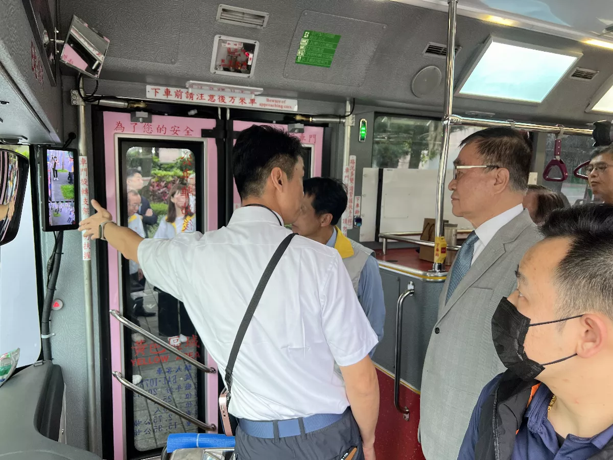 李四川：車輛應停讓行人 行人也要快速通過