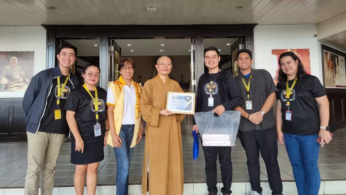 Students Experience Buddha's Birthday Bathing Ritual: A Journey to Yuan Thong Temple