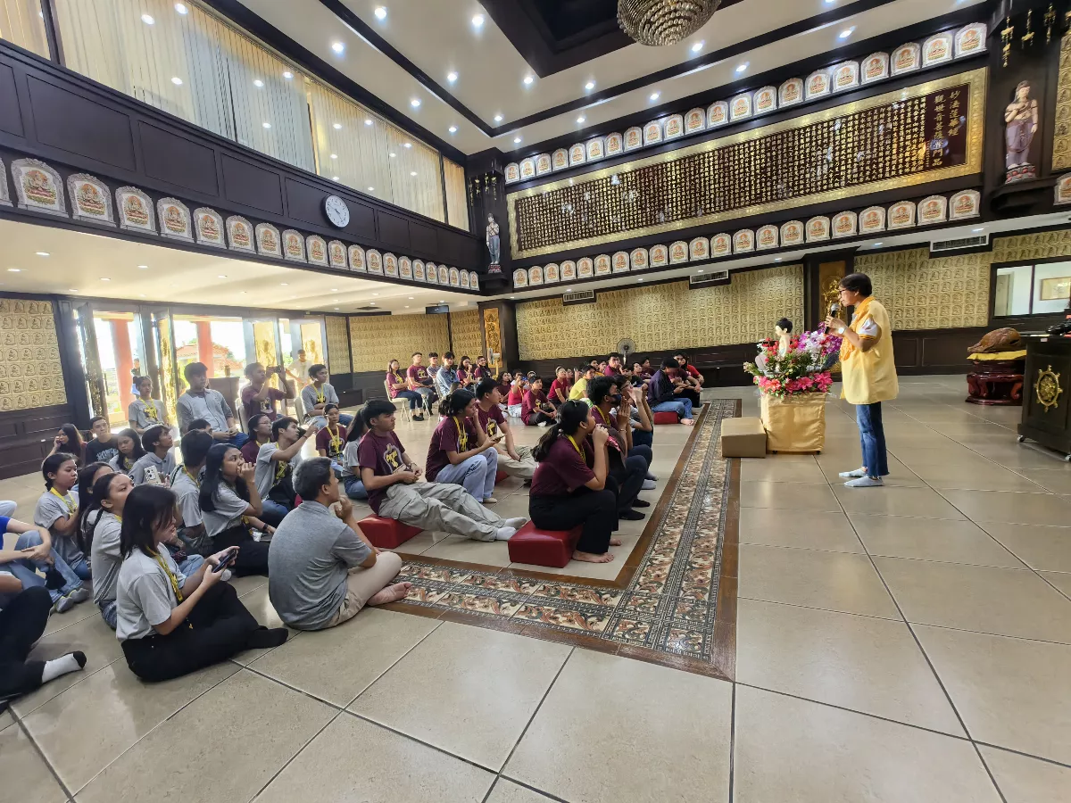 Students Experience Buddha's Birthday Bathing Ritual: A Journey to Yuan Thong Temple