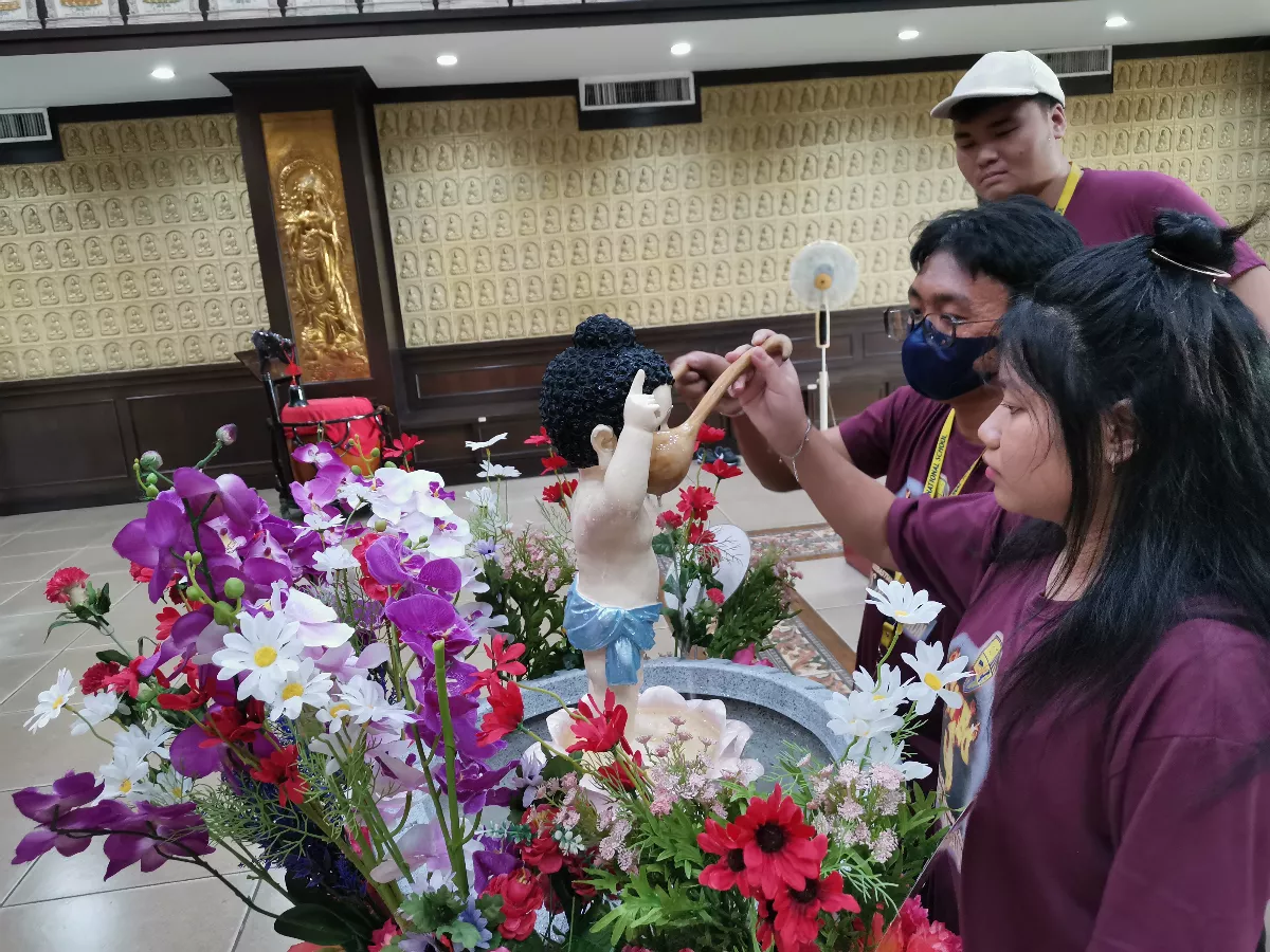 Students Experience Buddha's Birthday Bathing Ritual: A Journey to Yuan Thong Temple
