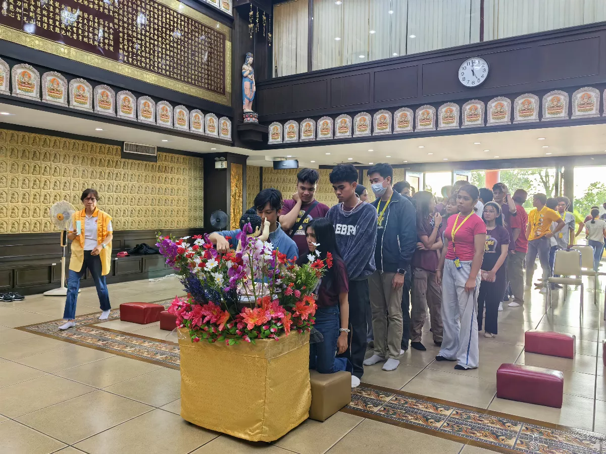 Students Experience Buddha's Birthday Bathing Ritual: A Journey to Yuan Thong Temple