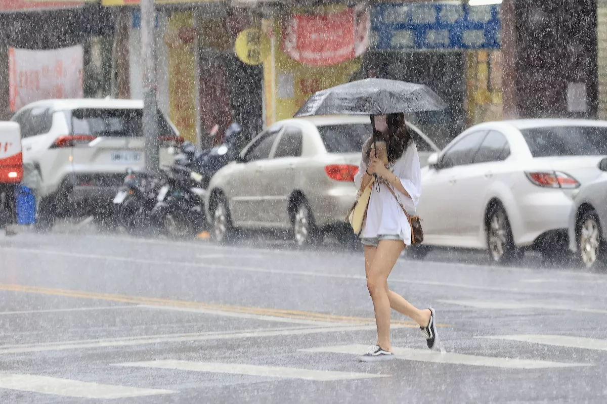 今鋒面南下 17縣市發布豪雨特報