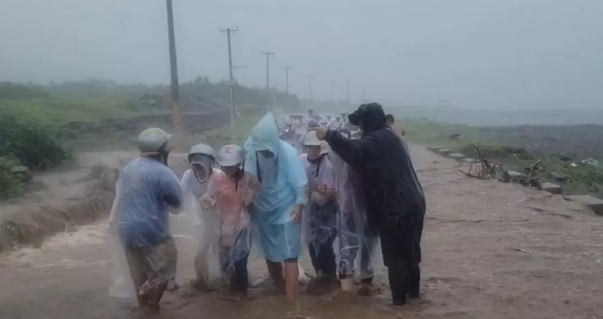 蘭嶼時雨量逾80毫米 洪水淹環島公路