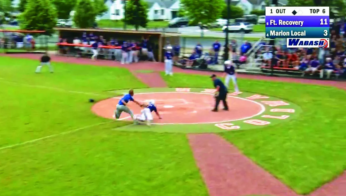 高中棒球賽  外野手衝本壘觸殺跑者