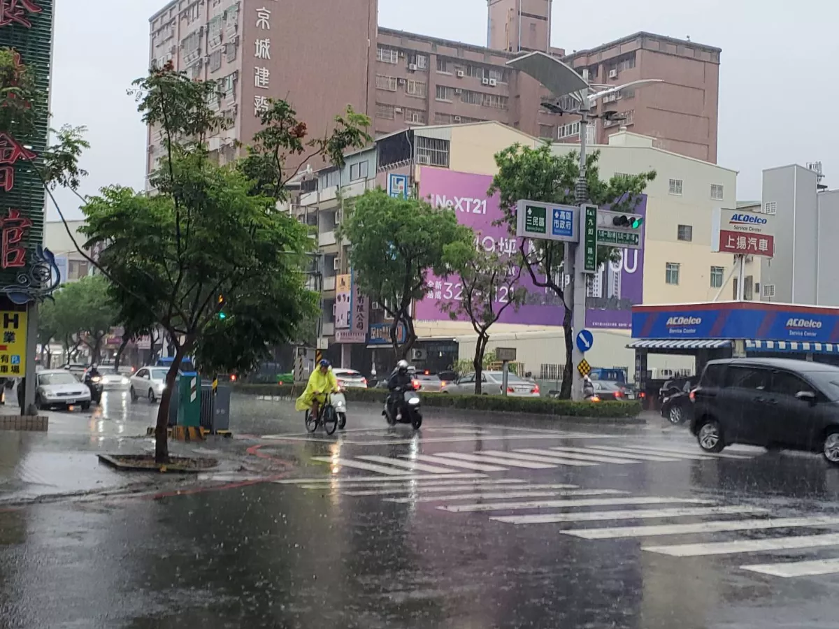 大雨滂沱3小時雨量破百　高雄啟動應變中心