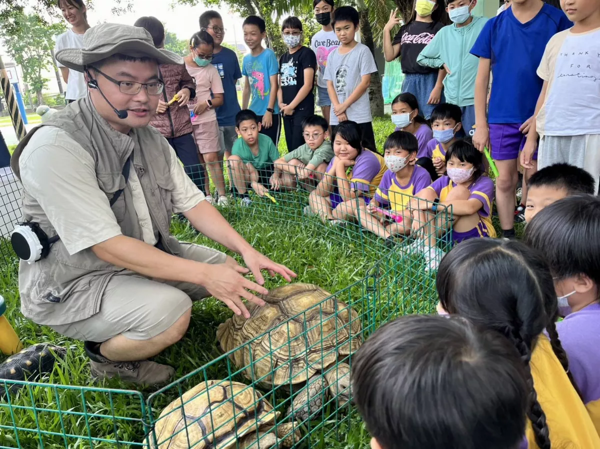 生命教育　行動動物園攜球蟒、陸龜前進校園