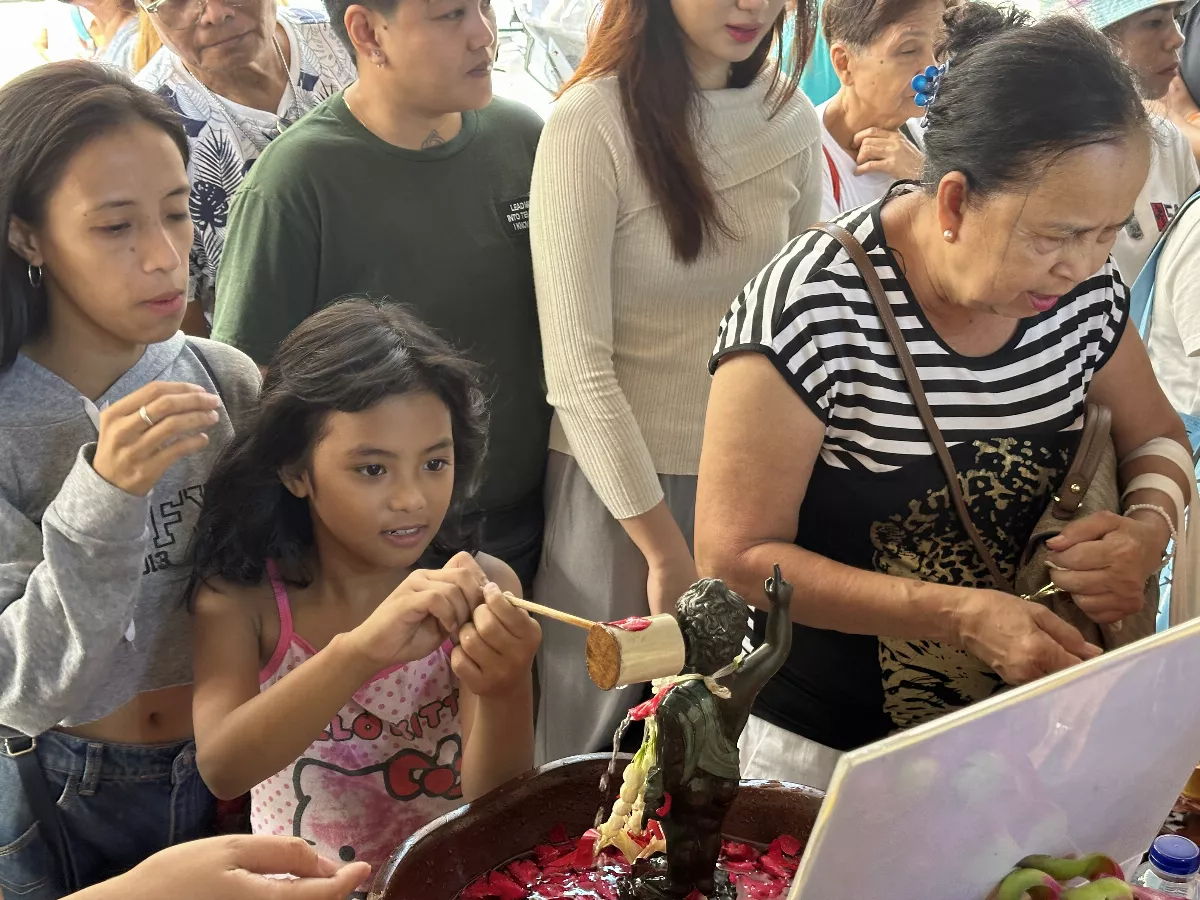Buddha Bathing Event in Quiapo, Manila, Philippines Draws Thousands, Locally Supported by Enthusiastic Businesses