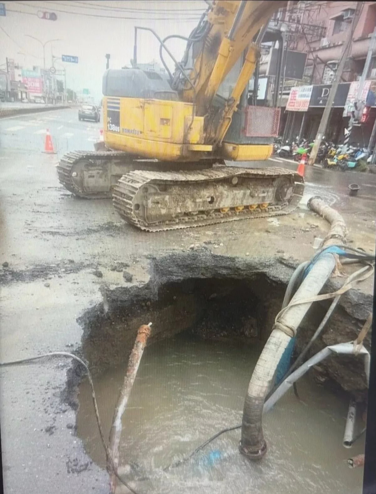 高雄岡山路面現坑洞 搶修中預計下午3時恢復供水