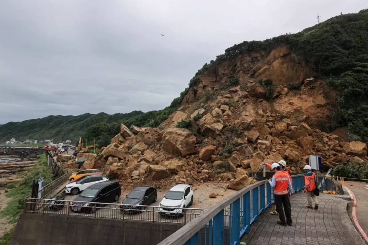 基隆潮境公園坍方受困車輛移出 今進度搭設施工便道