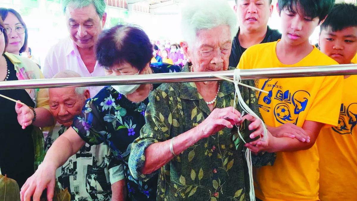 102歲人瑞  包粽贈弱勢