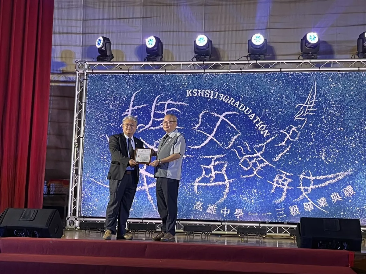 引揚返日　雄中頒予95歲日籍校友畢業證書