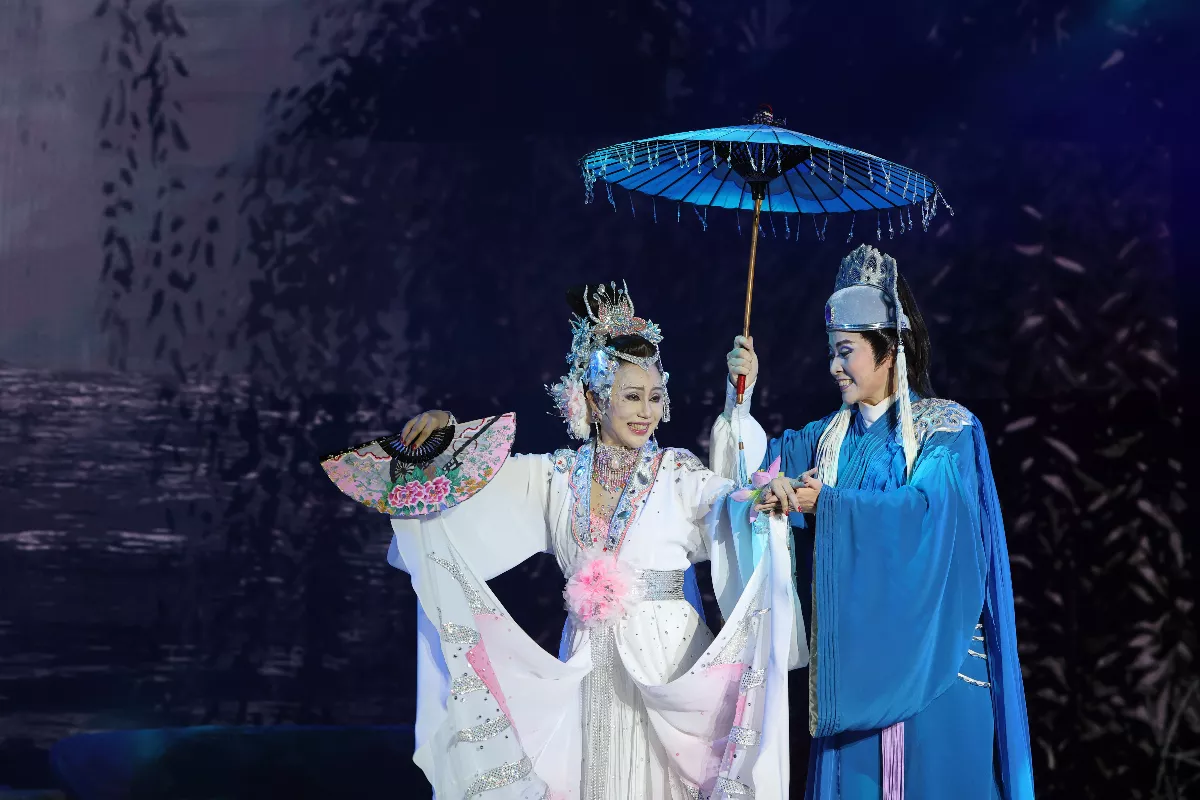 明華園總團屏東慶端午 《超炫白蛇傳》 上演「水漫金山」