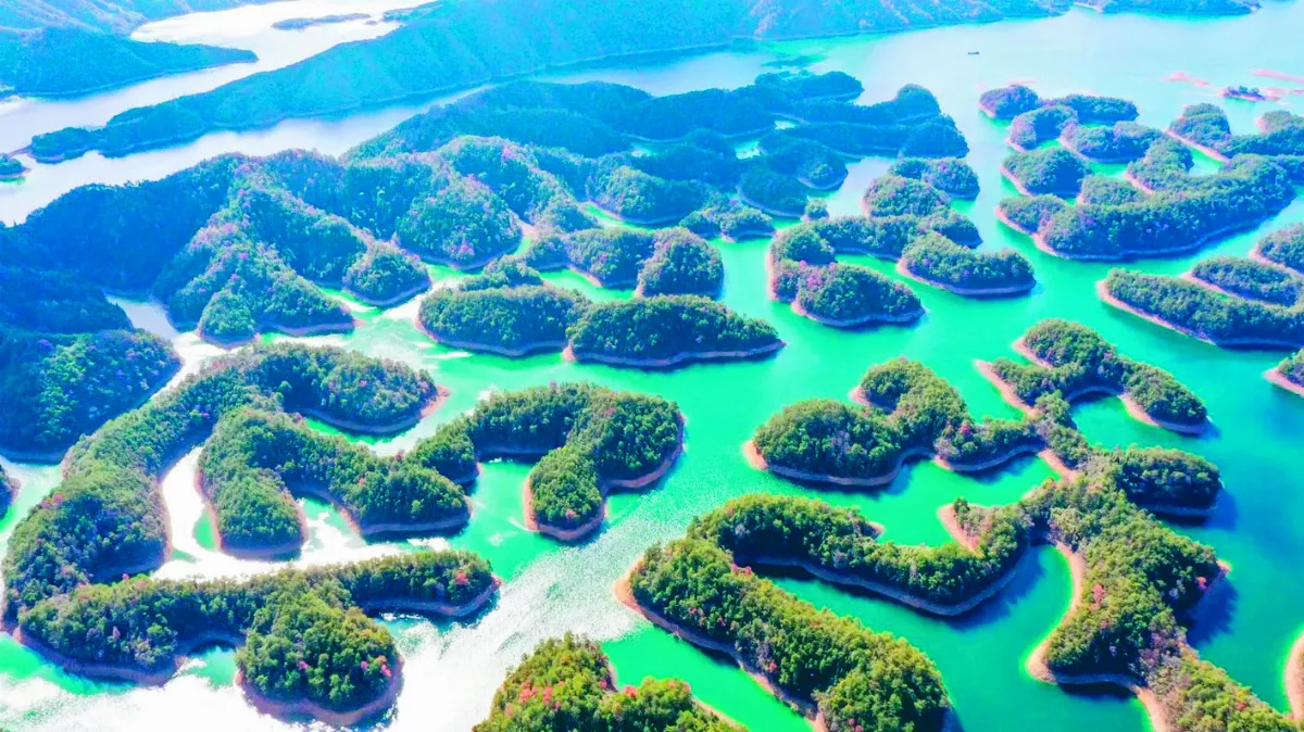 全球最美湖泊 懸掛海洋上