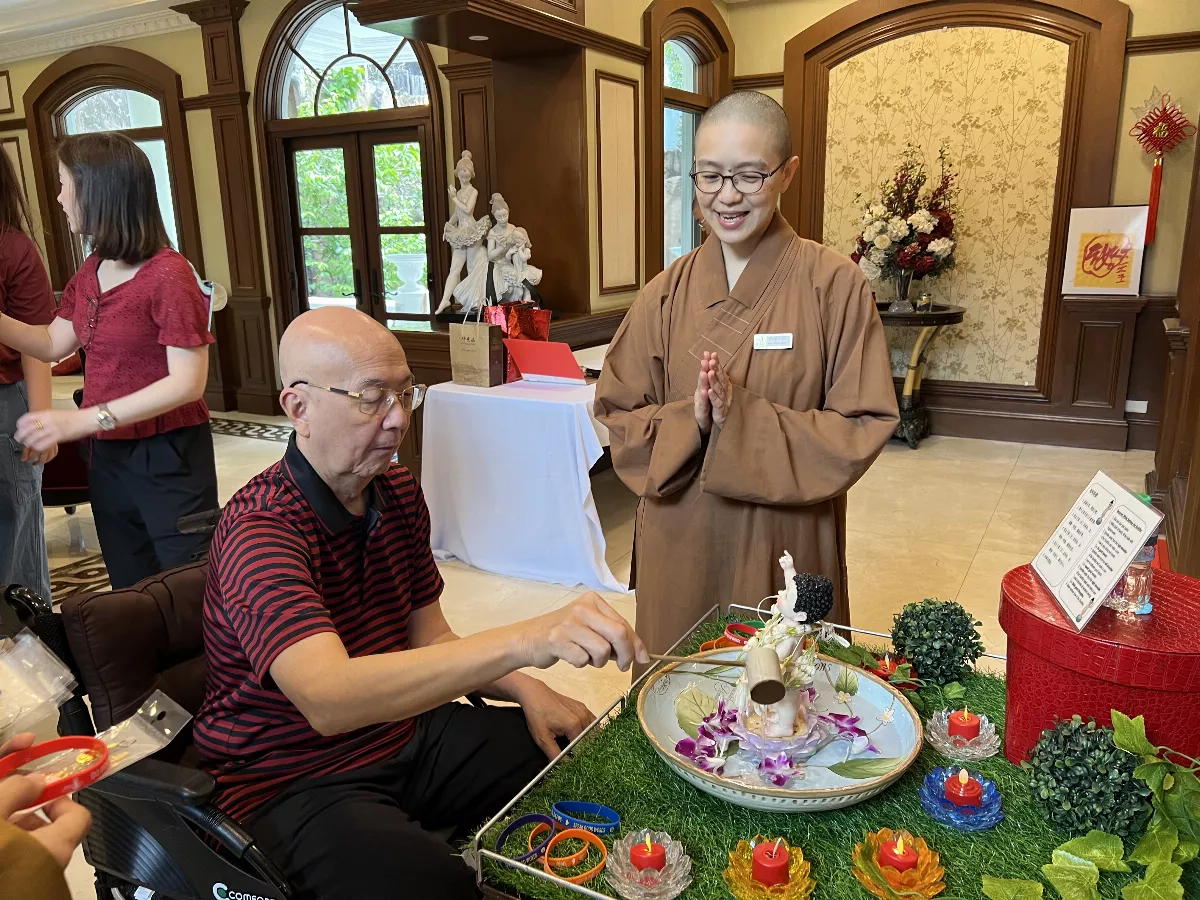 Community Engages in Heartwarming Buddha Bathing Tour to Fulfill Devotees' Wishes