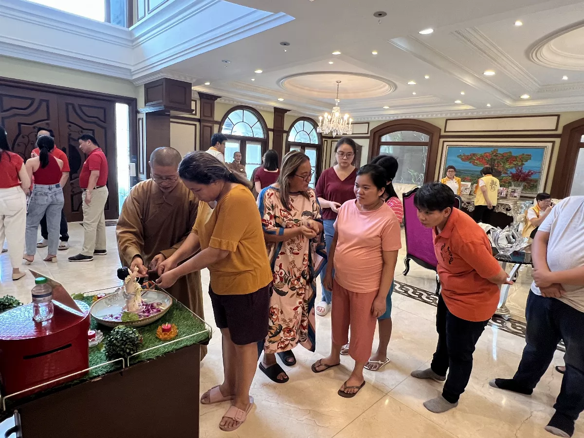 Community Engages in Heartwarming Buddha Bathing Tour to Fulfill Devotees' Wishes