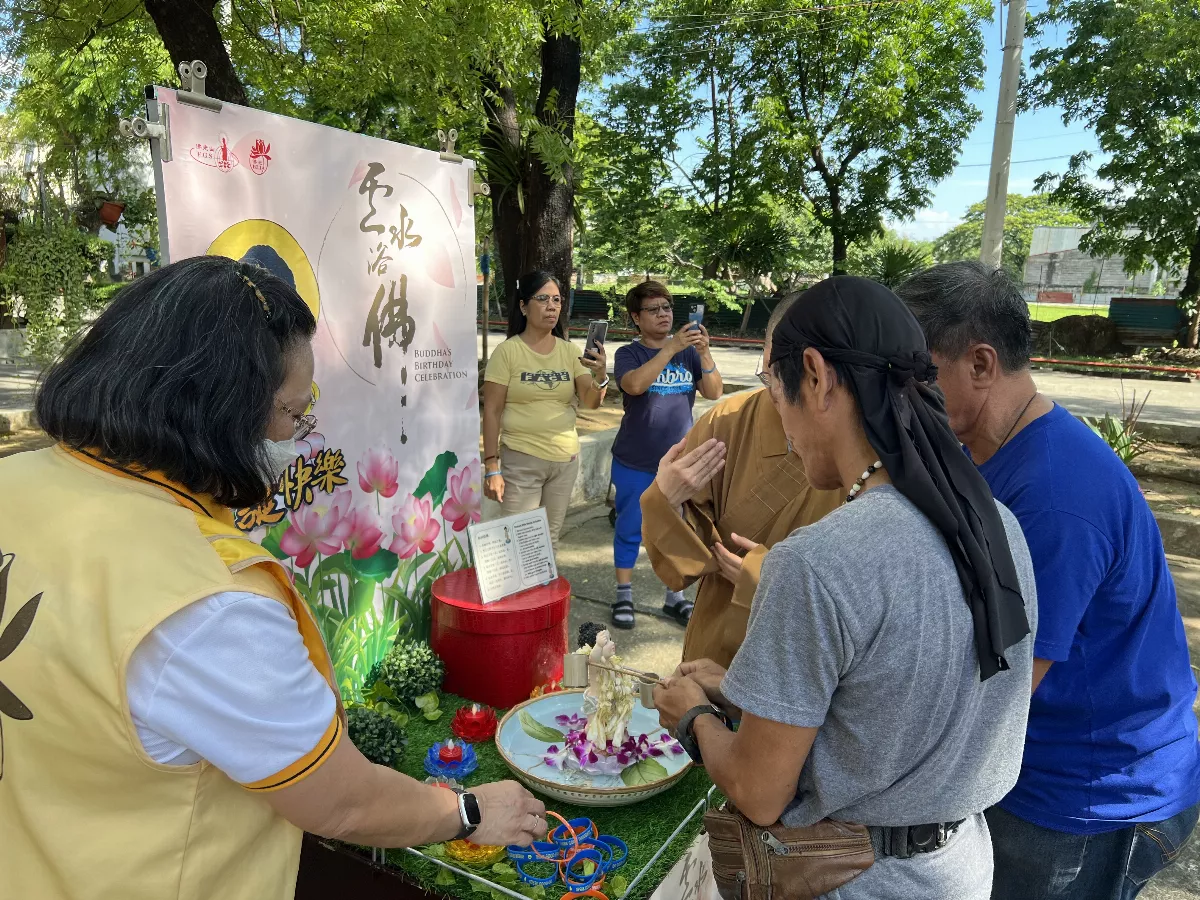 Community Engages in Heartwarming Buddha Bathing Tour to Fulfill Devotees' Wishes
