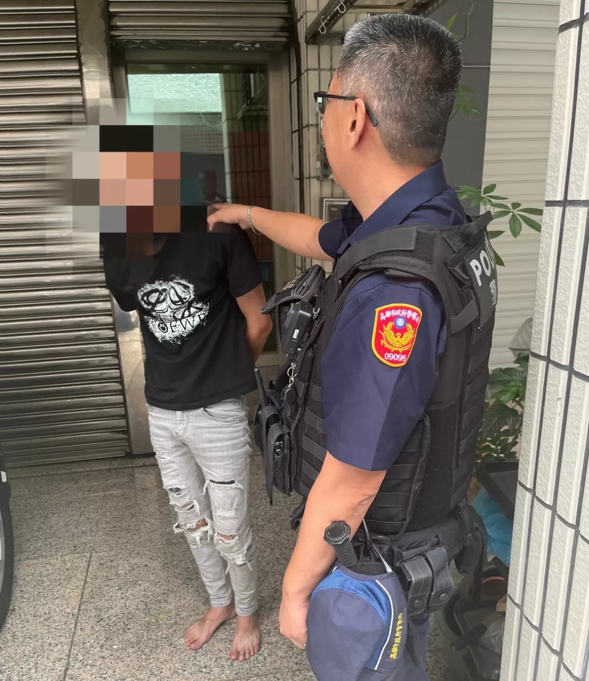 就是要抓你  員警追捕「詐欺通緝犯」拔槍喝令趴下
